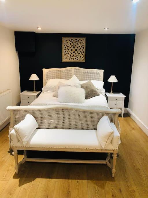 2 Double Bedroom Large Modern Self Contained Apartment Free Parking Camberley Exterior foto