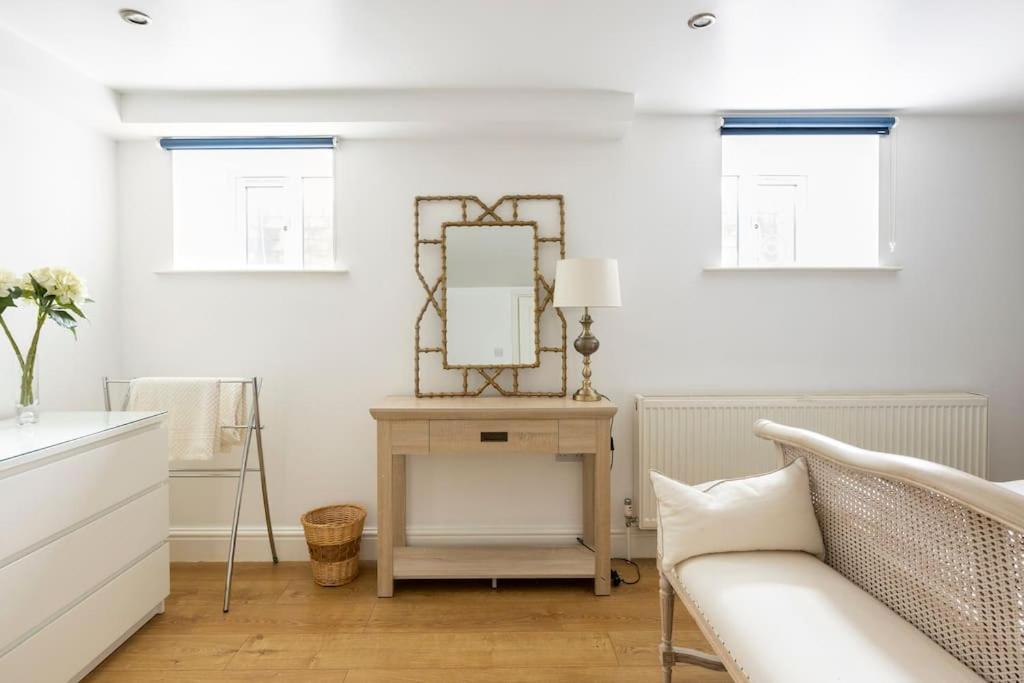 2 Double Bedroom Large Modern Self Contained Apartment Free Parking Camberley Exterior foto